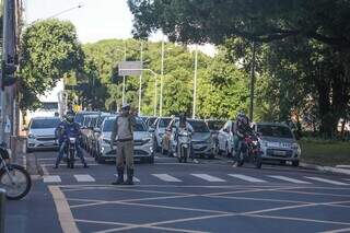 Equipe da Agetran organiza o trânsito na Afonso Pena. (Foto: Marcos Maluf)