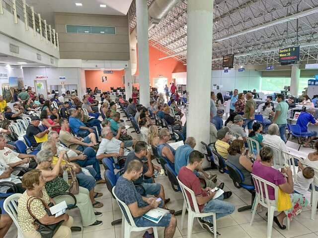 &quot;Falta tempo&quot;, alegam contribuintes em central lotada no fim de prazo para IPTU