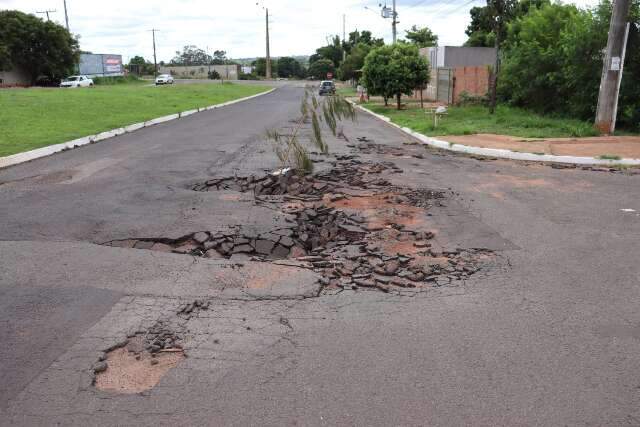 Asfalto fica &ldquo;estilha&ccedil;ado&rdquo; e vias correm risco de virar crateras