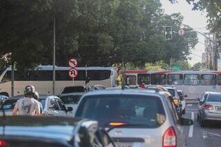 Semáforo desligado no cruzamento da Avenida Afonso Pena com a Rua Rui Barbosa. (Foto: Marcos Maluf)