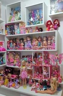 Barbie é um dos itens que integram a coleção do professor de artes. (Foto: Arquivo pessoal)