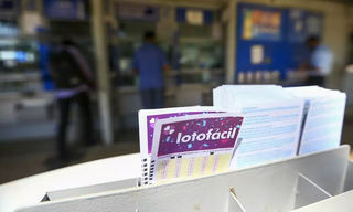 Volante de apostas da Lotofácil, em agência lotérica. (Foto: Marcelo Casal Jr./Agência Brasil)