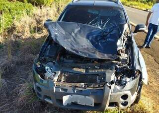 Picape teve a frente destruída após acidente na madrugada de hoje (Foto: Jornal da Nova)