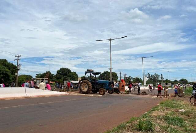 Ind&iacute;genas protestam por falta d&#039;&aacute;gua e bloqueiam trecho de rodovia