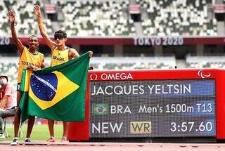Yeltsin Jacques comemorando o recorde olímpico e mundial da prova dos 1.500 metros em 2021 (Foto: Instagram) 