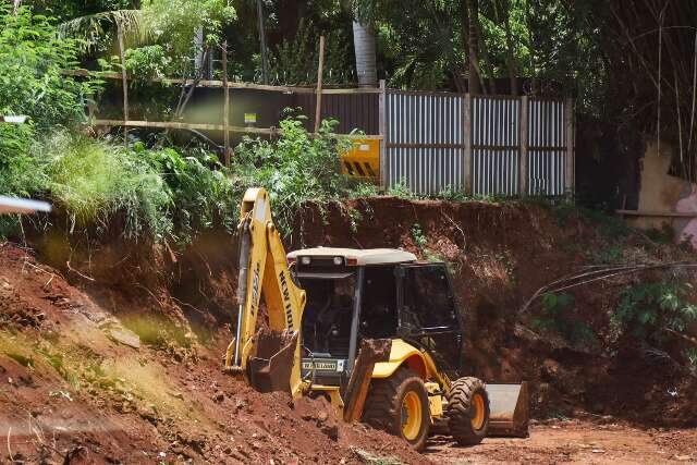 &ldquo;Isso vai cair&rdquo;, avalia moradora em rela&ccedil;&atilde;o &agrave; obra que avan&ccedil;a sobre o asfalto