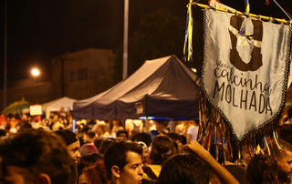 Bloco Calcinha Molhada durante época de Carnaval na Praça Aquidauana. (Foto: Arquivo)