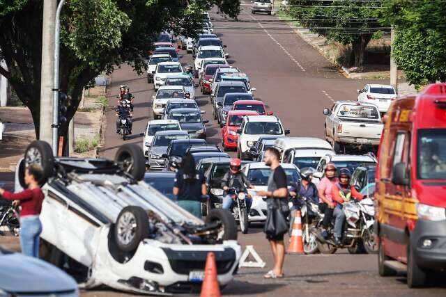 Condutora confunde sem&aacute;foro e causa capotagem em cruzamento na Ernesto Geisel