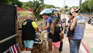 Na passarela do Lago do Amor, clientes fazem fila para comprar. (Foto: Alex Machado)