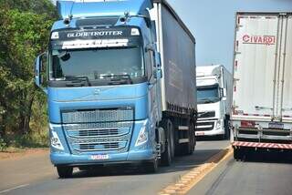 Caminhões trafegando em rodovia de MS. (Foto: Governo de MS)