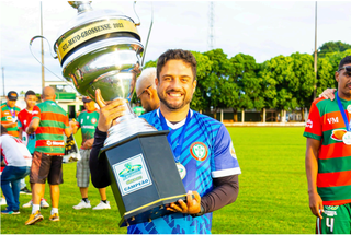 Glauber Caldas segurando o troféu de campeão da Série B; seu primeiro título profissional (Foto: Luciano Siqueira) 