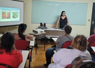 Professora dá curso na Escola de Educação Profissional da Funsat (Foto: Divulgação/Funsat)