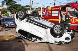 Carro Fiat Mob capotado no cruzamento da Avenida Ernesto Geisel com a Rua Antônio Maria Coelho(Foto: Henrique Kawaminami)