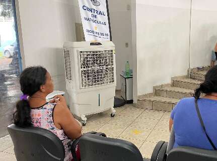 Prefeitura aluga climatizadores para amenizar calor na central de matrículas
