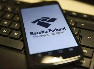 Telefone com o aplicativo da Receita Federal aberto.