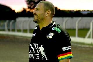 Técnico Juninho Nogueira com a camisa do Novo ao lado do campo (Foto: Divulgação)