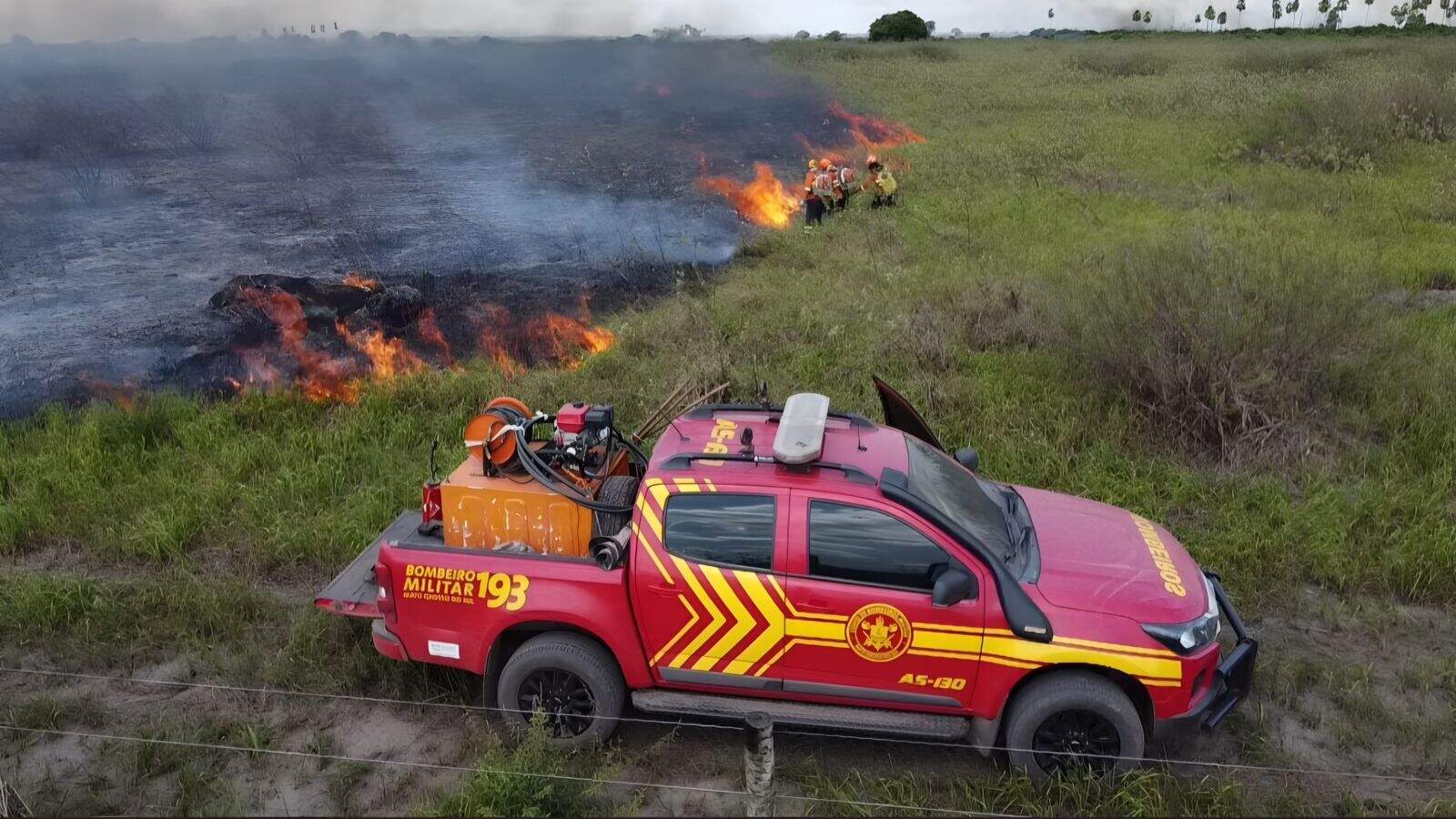 Incêndio de grande proporção atinge fazenda no Pantanal de Corumbá