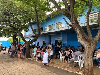 Pessoas aguardando do lado de fora devido a superlotação e calor (Foto: Clara Farias)
