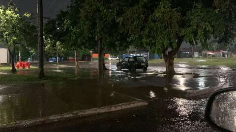 Para aliviar calor, chuva chega a bairros de Campo Grande