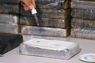 Cocaína apreendida pela PRF em operação com a Denar, em dezembro de 2013 (Foto/Arquivo: Henrique Kawaminami)