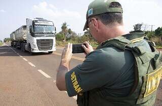Agente do Detran em parada de fiscalização, em rodovia de MS (Foto: Divulgação)