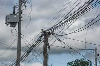 Emanharado de fios utilizados para fazer ligações clandestinas de energia na comunidade (Foto: Marcos Maluf)