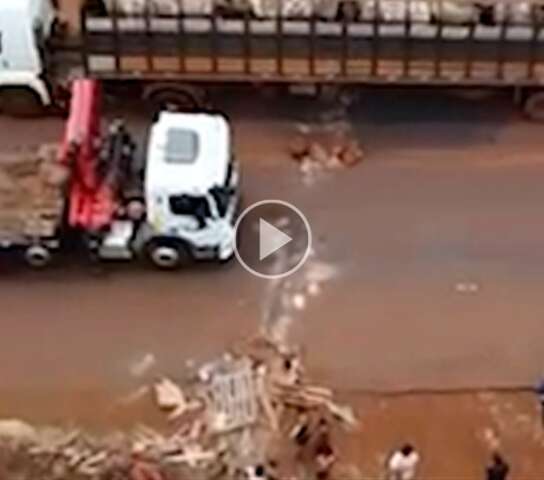 Manifestantes liberam tr&acirc;nsito parcialmente em segundo ponto de bloqueio