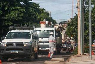 Técnicos da Energia trabalham entre a Rua 14 de Julho e Antônio Maria Coelho (Foto: Marcos Maluf)