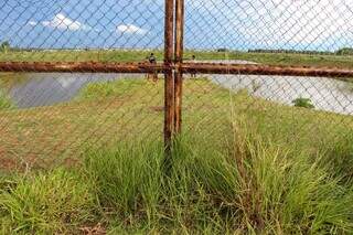 Lugar é cercado, mas em alguns pontos a passagem é livre (Foto: Juliano Almeida)