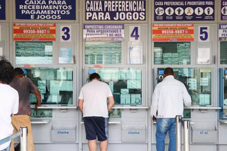 Caixa de atendimento de agência lotérica na Capital. (Foto: Arquivo/Henrique Kawaminami)