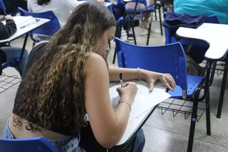 Estudante responde a caderno de questões do vestibular 2024. (Foto: Alíria Aristides/UFMS)
