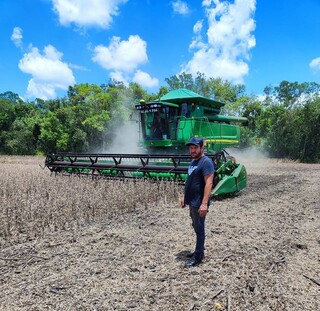 Agricultor observa a colheita da soja em propriedade rural de Itaporã