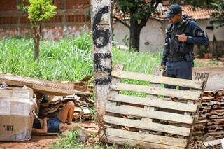 Policial Militar aguardando a chegada da unidade de resgate (Foto: Henrique Kawaminami)