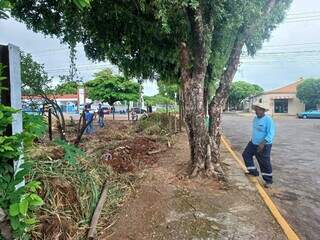 Equipe de trabalho desobstruindo vias que forama fetadas pela tempestade em dezembro (Foto: Divulgação/Prefeitura)