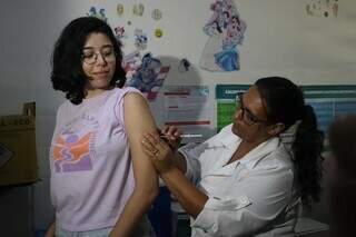 Vacinada no primeiro dia de aplicação, 4 de janeiro (Foto: Rogério Vidmantas/Prefeitura de Dourados)