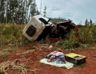 Caminhão tombado em ribanceira às margens de rodovia (Foto: Caarapó News)
