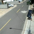Em plena luz do dia, ladrão arromba casa e furta TV de 55 polegadas