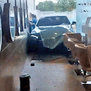 Motorista perde controle de Mercedes e invade salão de beleza em Campo Grande