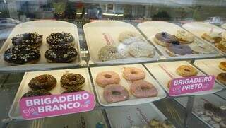 Vitrine mostra variedade de donuts que compõem o cardápio. (Foto: Alex Machado)