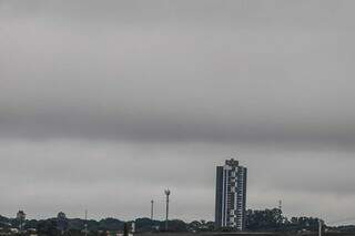 Céu nublado nesta manhã visto da Chácara Cachoeira, em Campo Grande (Foto: Henrique Kawaminami)