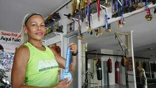 Aos 55 anos, Leide Coelho é corredora profissional em Campo Grande. (Foto: Alex Machado)