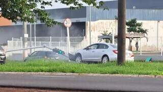 Carro derrubou semáforo na Avenida Gury Marques (Foto: Passeando em Campo Grande)