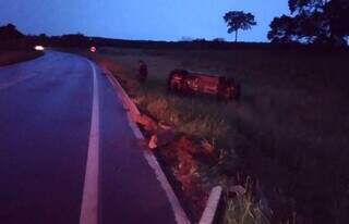 Veículo foi abandonado pelo ocupante após o acidente (Foto: Reprodução/Da hora Bataguassu)