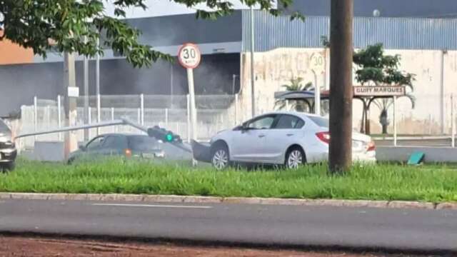 Carro derruba sem&aacute;foro no cruzamento das Avenida Gury Marques e Cafezais