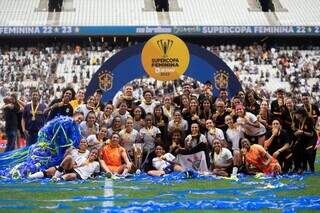 Jogadores do Corinthians com as medalhas do torneio de 2023 (Foto: Adriano Fontes/CBF)