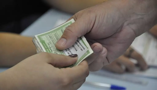 Cidadão apresenta título de eleitor em local de votação. (Foto: Arquivo/Alex Machado)