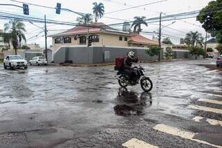 Motociclista debaixo de garoa na manhã deste sábado, no cruzamento das ruas da Paz com a Goiás, no Jardim do Estados (Foto: Juliano Almeida) 