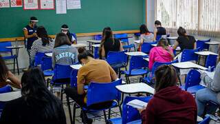 Estudantes em sala de aula, durante a aplicação das provas, em 2021. (Foto: Leandro Benites/UFMS)