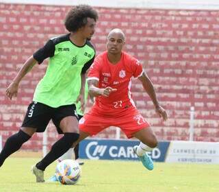 Jogador do Operáio tenta escapar da marcação adversária (Foto: OFC/Divulgação)