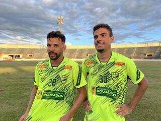 Pedro Livinho e Flaviano comemoram gols no Douradão. (Foto: Reprodução/Facebook)